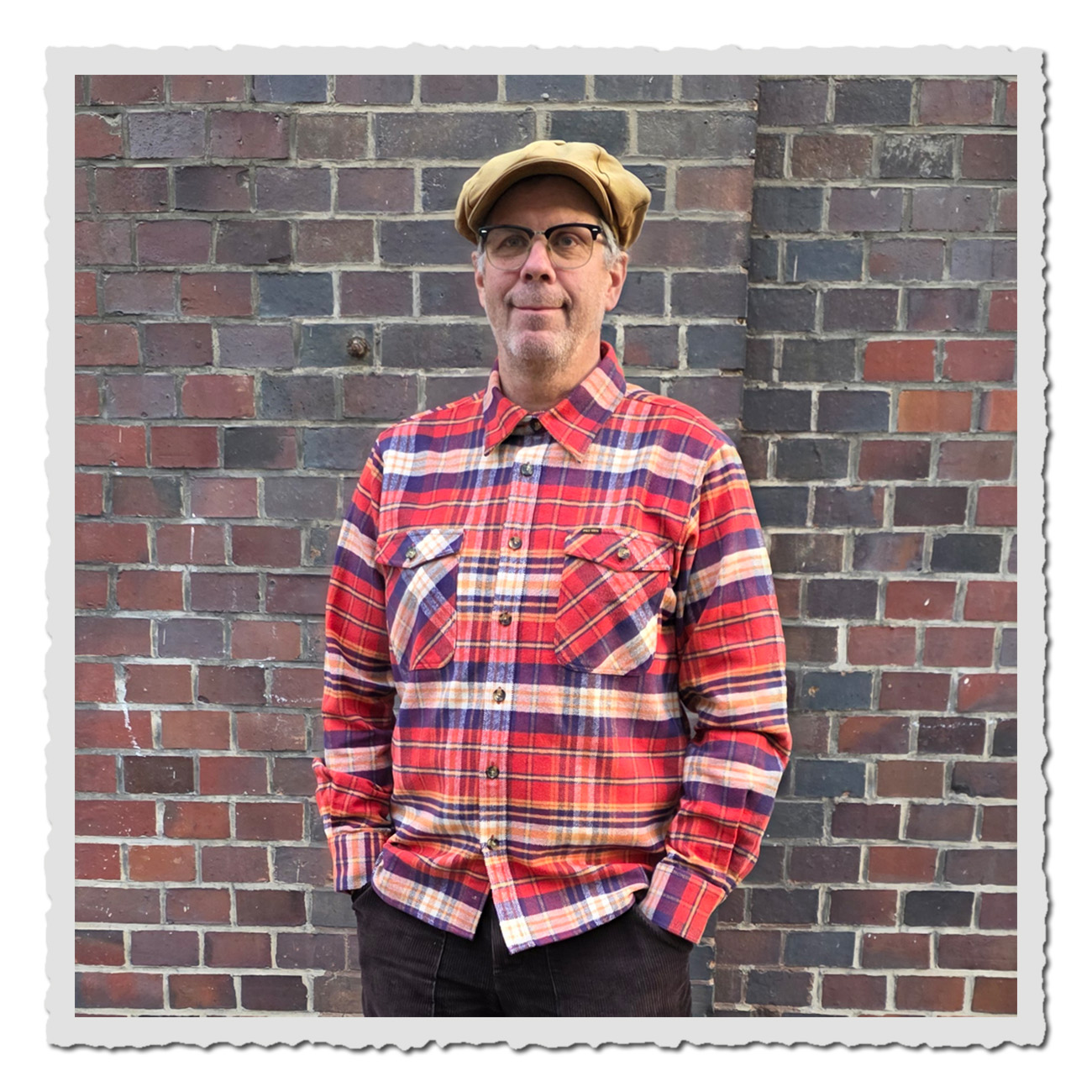 Mann vor Ziegelwand 1943 CPO Shirt Barrow Red – klassisches Flanellhemd im Vintage-Stil